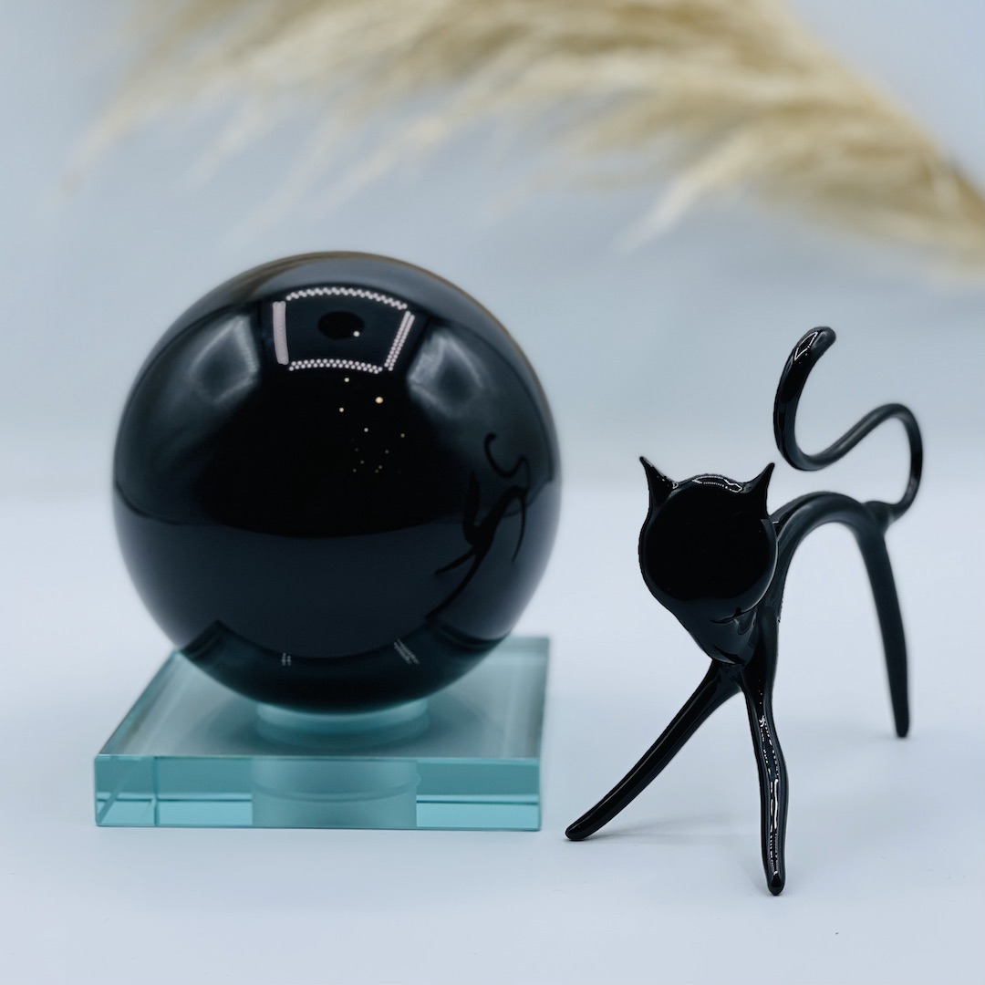 Boule de cristal et son chat noir